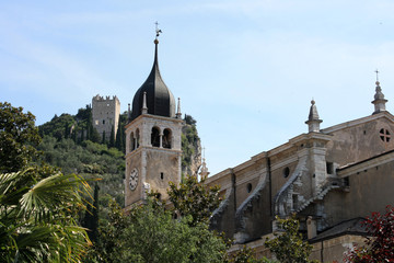 Fototapeta na wymiar Kościół i zamek w Arco