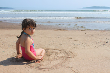 Fototapeta na wymiar Little girl at the beach