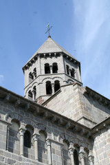Fototapeta na wymiar Wieża kościoła św Nectaire