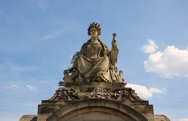 Fototapeta na wymiar Statua z Marsylii do Paryża