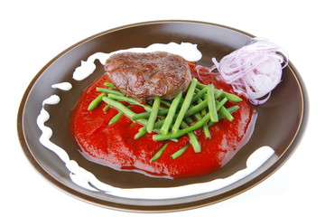 meat medalion on green beans