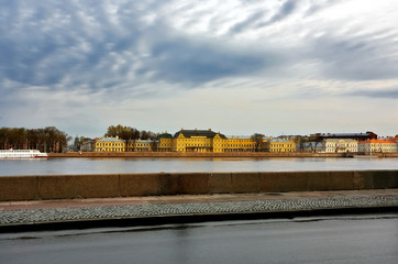 Obraz premium The road along the Neva River. St. Petersburg, Russia