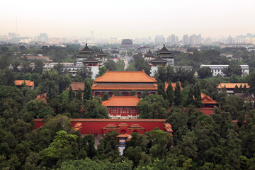 Fototapeta na wymiar Miasto Pekin na dzień. Widok z Jingshan Park