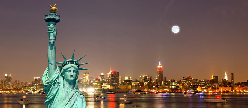 Fototapeta Statua wolności i sylwetki na tle nieba w Nowym Jorku