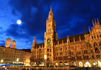 Obraz premium The night scene of town hall in Munich