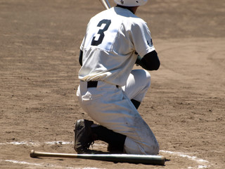 ネクストバッターズサークルで待つ打者