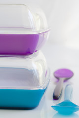 Buterbrotdosen und Löffel für Joghurt