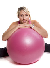 femme souriante sur un fitball