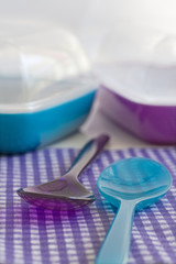 Butterbrotdose und Löffel für Joghurt