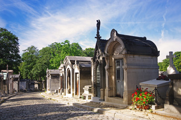 Obraz premium Paris, allée du cimetière du Père Lachaise