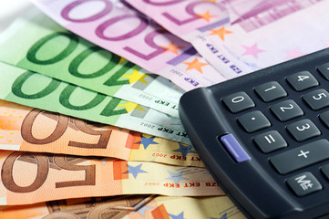 banconote in euro con calcolatrice