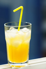 glass of orange juice with ice