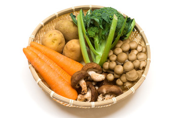 ざるの中の秋野菜