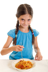 little girl eating spaghetti-bambina e spaghetti
