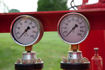 Pair of pressure gauges