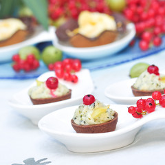 Canapes mit Birnenschaum und frischen Früchten