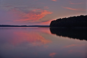 Wschód słońca nad jeziorem