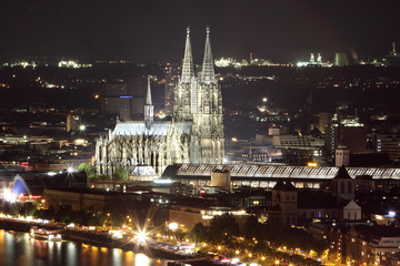 Kölner Dom bei Nacht mit Rheinpromenade