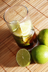 glas mit cola eis und limonen