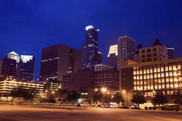 Fototapeta na wymiar Noc w Minneapolis