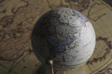地球儀と地図