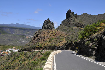 Route dans les montagnes volcaniques de Ténérife aux Canaries