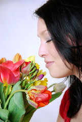 Junge Frau mit Blumen