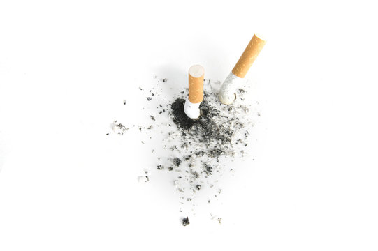 deux mégots de cigarettes écrassés sur fond blanc en plongé
