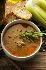 Zuppa di legumi e cereali