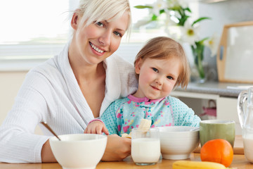 Obraz na płótnie Canvas Radiant mother and daughter having breakfast