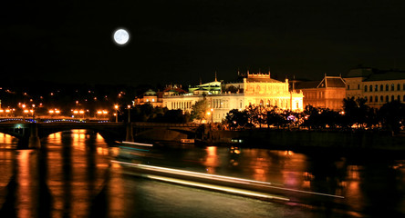 Het nachtelijke uitzicht op de prachtige stad Praag