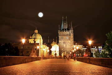 Die Nachtansicht der schönen Prager Stadt