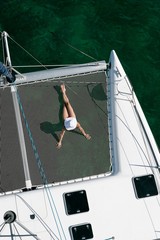 Femme au chapeau sur filet de catamaran, Porquerolles