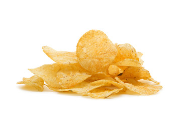 ein haufen kartoffelchips isoliert auf weiss