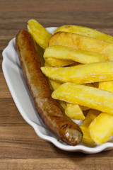 Bratwurst mit Pommes