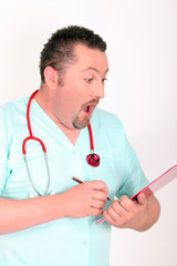 Portrait d'un médecin examinant dossier médical