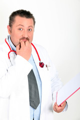 Portrait d'un médecin avec dossier médical