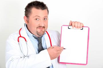 Portrait d'un médecin expliquant dossier médical