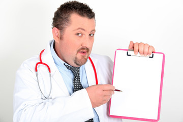 Portrait d'un médecin expliquant dossier médical