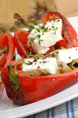 gegrillte Paprika mit Oliven und Käse überbacken
