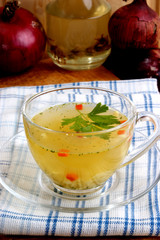 klare Hühnersuppe mit Nudeln