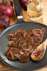 lila Zwiebeln mit Soße zubereitet