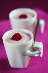 crèmes à la framboise dans tasses avec cuillère