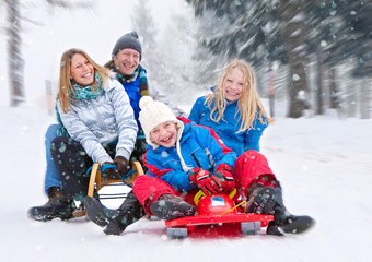 family-snow-fun 01