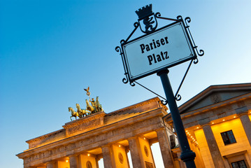 Brandenburger Tor mit Schild Pariser Platz