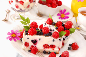 raspberry and blueberry cheesecake