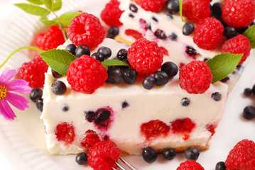 raspberry and blueberry cheesecake