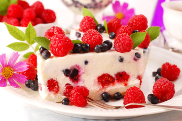 raspberry and blueberry cheesecake
