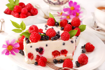 raspberry and blueberry cheesecake