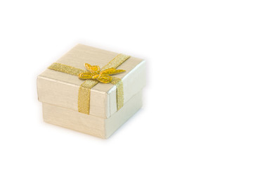 caja de regalo dorada